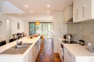 Freycinet Haven- 4-bedroom house at the edge of the National Park & easy access to Coles Bay hub!