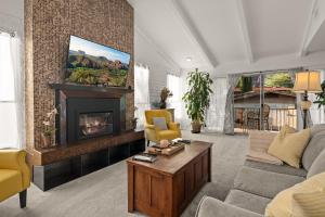 Red Rock Retreat with 360 Panoramic Views & Steps to Uptown Shops