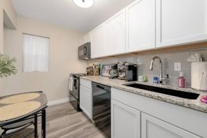 Centrally Located Near Downtown W In Unit W&D!