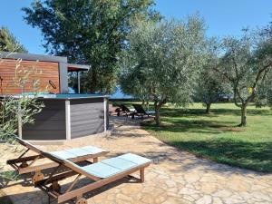 Beach House IVE, romantic escape with jacuzzi, pool & olive grove charm in Pomer, Istria