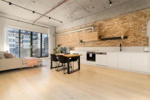 Sunlit 1BR Retreat, Shops and Cafes at Doorstep