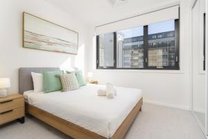 Sunlit 1BR Retreat, Shops and Cafes at Doorstep