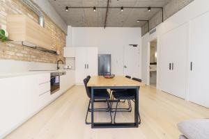 Sunlit 1BR Retreat, Shops and Cafes at Doorstep