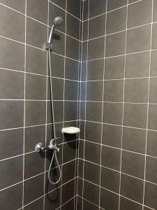 Near Airport + Steps from Mall (brand new unit)