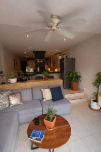 Apartment with King Bed & Pool Near Airport