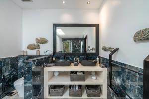 Villa Marlon - Sleek & Sophisticated 3 BR Villa in Seminyak