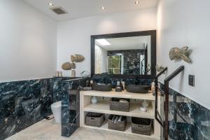 Villa Marlon - Sleek & Sophisticated 3 BR Villa in Seminyak