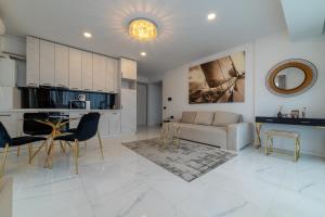 Koya Tower by the Lake - apartment in Mamaia Nord