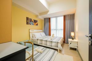 2BR Uptown BGC-33Floor view and near Malls and Restos