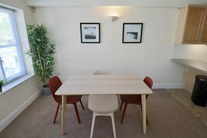 Ascot 2 Bedroom Apartment with Parking