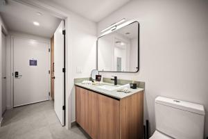 Stunning Studio Rooftop Pool - Prime Location