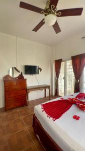 See Belize WATERSIDE Sea View Family Apt for 6 with Kitchen, Balcony, Infinity POOL & Overwater Deck, 2nd Floor