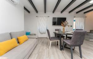 2 Bedroom Cozy Apartment In Biograd