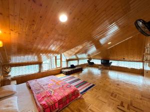 Oak & Amber Retreat