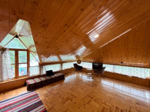Oak & Amber Retreat