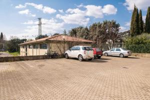 Otomo, Garden Home with Private Parking