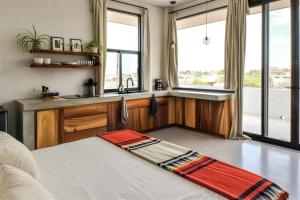 Trendy studio with incredible ocean views