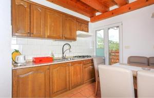 2 Bedroom Lovely Home In Brela