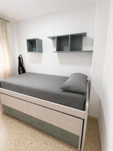 Apartamento con terraza, piscina y pista deportiva