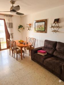 Apartamento con terraza, piscina y pista deportiva