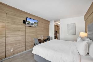 King Suite Near Beach at Ocean Blvd