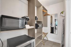King Suite Near Beach at Ocean Blvd