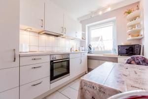 Strandnixe 306 mit Panoramafenster zum Norden, 2 Schlafzimmer und Balkon zum Norden, Einbauküche mit Geschirrspüler ,Fahrstuhl, PKW Stellplatz ! Wlan !