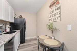 Centrally Located Near Downtown W In Unit W&D!