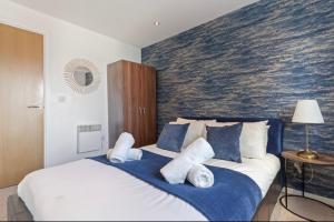 Bright 2BR Apartment - Prime Central Location