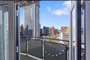 Bright 2BR Apartment - Prime Central Location
