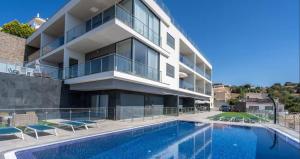 Elegant Oceanview Apt w Infinity Pool, 5min Beach A