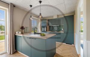3 Bedroom Stunning Home In Hovborg