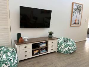 Elevated Noosa Escape - Heated Pool Spa & Walk to River