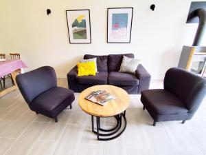 Large 2 Bedroom apartment with lake view & garden