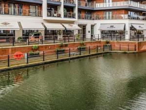 Duplex Apartment, Central Maidenhead with parking, 2 nights minimum booking, close to Elizabeth line and Windsor