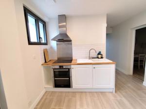 Large 2 Bedroom apartment with lake view & garden
