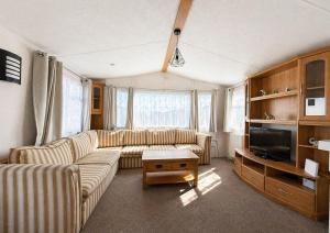 Lovely 6 Berth Caravan At St Osyth Beach, Near Clacton-On-Sea Ref 28021Gc