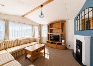 Lovely 6 Berth Caravan At St Osyth Beach, Near Clacton-On-Sea Ref 28021Gc