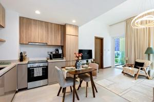 Urban Oasis Studio with Terrace and Pool Access