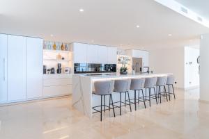 Luxury Retreat with Pool, Jacuzzi, Cinema & Gym - Villa Riviera