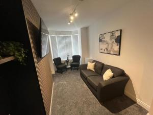 Modern 2BR Belfast Stay Sleeps 4 with Free Parking