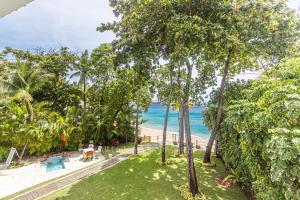 Ocean Front apartment, Direct access to the sandy Beach