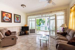 Ocean Front apartment, Direct access to the sandy Beach