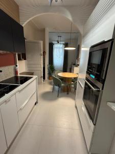 Cosy cottage by Alice Main Street & jardin