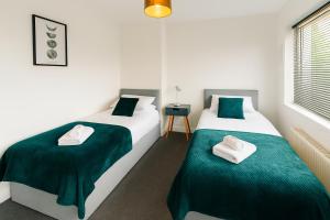 Large Home - Free Parking-WiFi By Hinkley Homes Short Lets & Serviced Accommodation