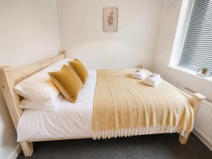 Large Home - Free Parking-WiFi By Hinkley Homes Short Lets & Serviced Accommodation