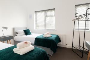 Large Home - Free Parking-WiFi By Hinkley Homes Short Lets & Serviced Accommodation
