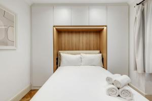 Spacious 2 Bedroom Flat in West Kensington with Patio and Office