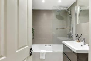 Spacious 2 Bedroom Flat in West Kensington with Patio and Office