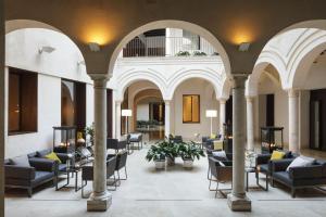 Posada Del Lucero hotel, 
Seville, Spain.
The photo picture quality can be
variable. We apologize if the
quality is of an unacceptable
level.